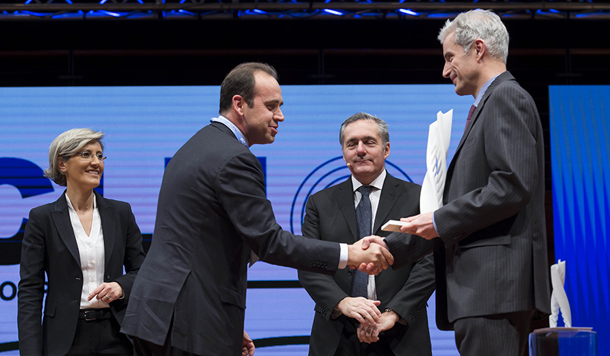 Gabriele Perris Magnetto, CEO of the Group, receives the EMEA Annual Supplier Award from Alfredo Altavilla, Chief Operating Officer EMEA and Business Development, Monica Genovese, Head of EMEA Group Purchasing, and Marco Dalla Vedova, Head of Body & Raw Materials Purchasing.