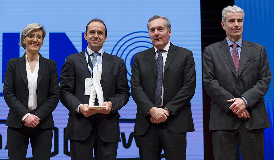 Gabriele Perris Magnetto, CEO of the Group, receives the EMEA Annual Supplier Award from Alfredo Altavilla, Chief Operating Officer EMEA and Business Development, Monica Genovese, Head of EMEA Group Purchasing, and Marco Dalla Vedova, Head of Body & Raw Materials Purchasing.