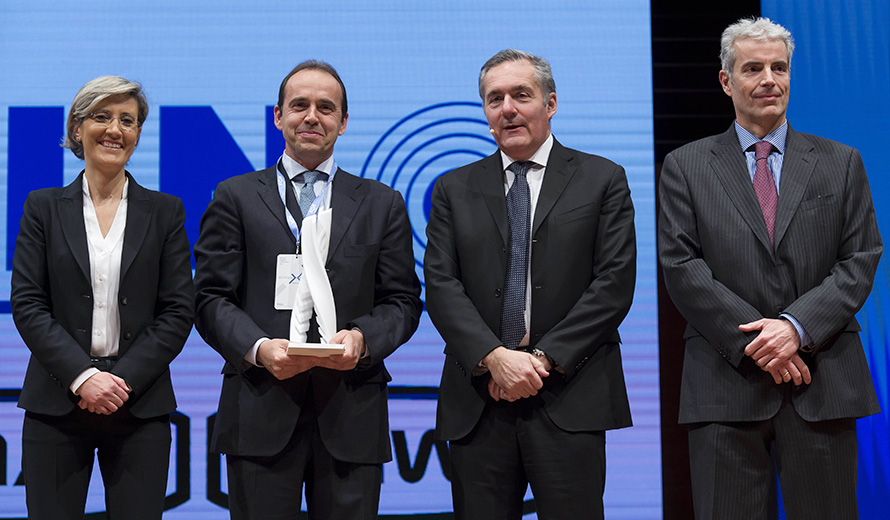 Gabriele Perris Magnetto, amministratore delegato del Gruppo, riceve la EMEA Annual Supplier Award dalle mani di Alfredo Altavilla, Chief Operating Officer EMEA and Business Development, Monica Genovese, Head of EMEA Group Purchasing, e Marco Dalla Vedova, Head of Body & Raw Materials Purchasing.