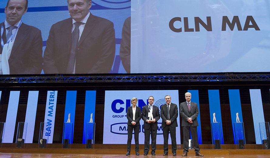 Gabriele Perris Magnetto, CEO of the Group, receives the EMEA Annual Supplier Award from Alfredo Altavilla, Chief Operating Officer EMEA and Business Development, Monica Genovese, Head of EMEA Group Purchasing, and Marco Dalla Vedova, Head of Body & Raw Materials Purchasing.