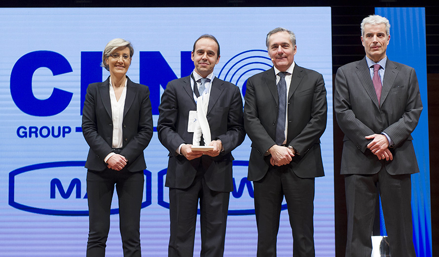 Gabriele Perris Magnetto, CEO of the Group, receives the EMEA Annual Supplier Award from Alfredo Altavilla, Chief Operating Officer EMEA and Business Development, Monica Genovese, Head of EMEA Group Purchasing, and Marco Dalla Vedova, Head of Body & Raw Materials Purchasing.