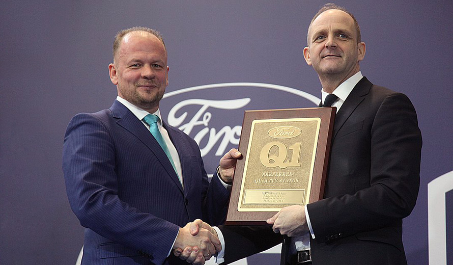 Andrey Ponomarev, MW Kingisepp General Manager, receives Q1 diploma from Rob Harrison, Ford Purchasing VP